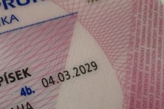 Konečné rozhodnutí o odebíraní řidičáků pro starší řidiče v EU padlo. Kdy přijdou senioři o řidičské průkazy?